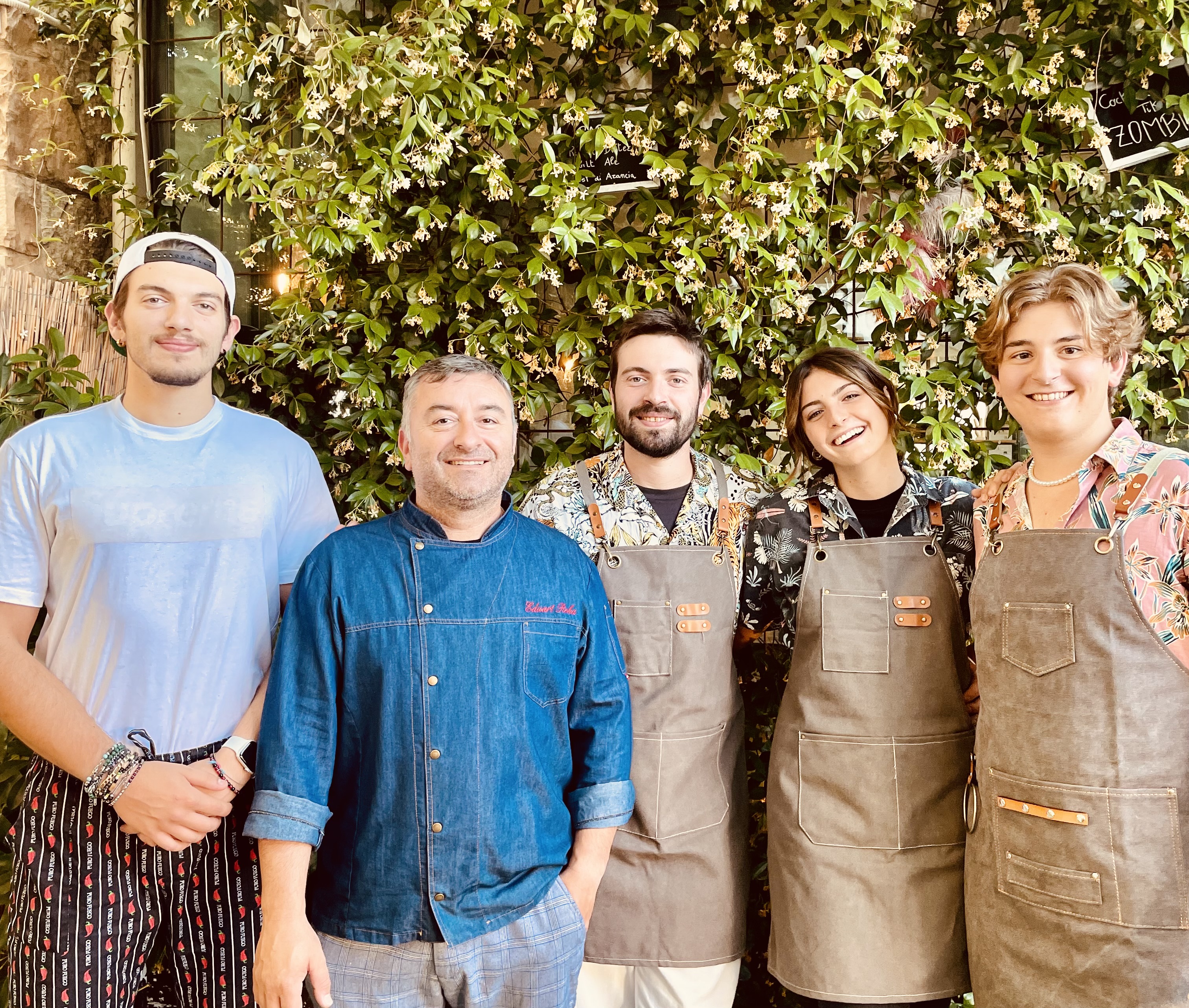 La squadra del Seaside riunita nel giardino del locale